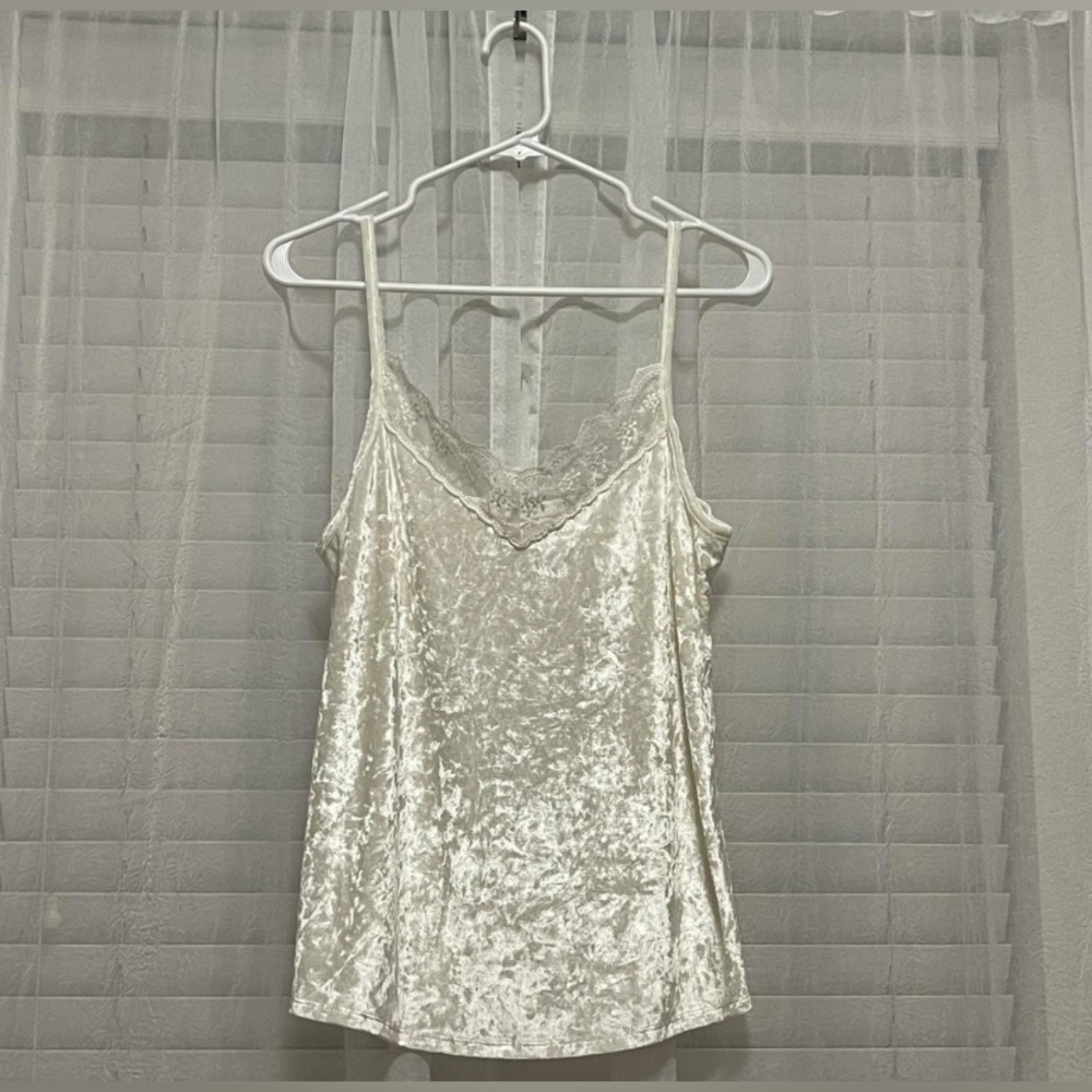 not sure about size or where it’s from but crème velvet would assume size Large